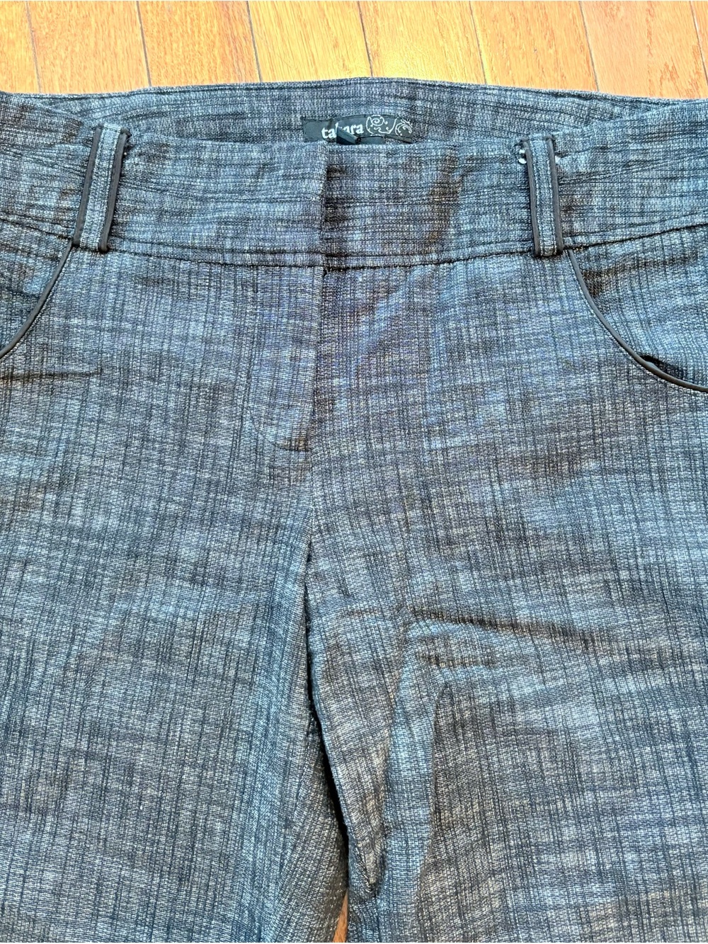 Takara black black tweed knee shorts in women’s size 22.